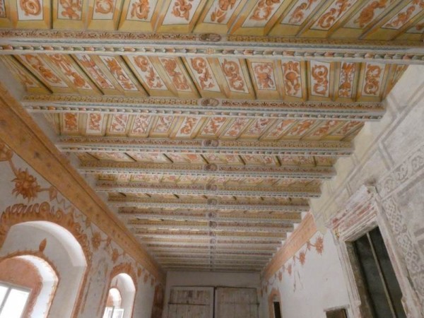 Kolejny przykład pięknego stropu i fresków.<br />Na końcu widoczne wejście do pałacowej kaplicy.