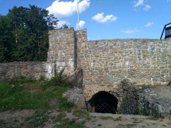 część murów zwana zamkiem